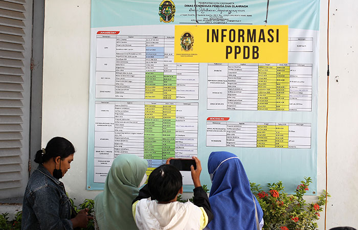 CARI IFORMASI: Orangtua calon siswa SMP di wilayah Kota Jogja mencari informasi terkait proses Penerimaan Peserta Didik Baru (PPDB) jenjang SMP, di Kantor Disdikpora Kota Jogja, Rabu (14/6/23).(GUNTUR AGA TIRTANA/RADAR JOGJA)
