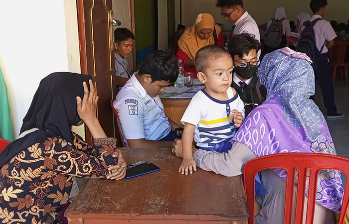 IKUT ANDIL : Sejumlah orang tua mengiringi anaknya mengikuti proses PPDB di SMK Negeri 2 Kebumen. (M HAFIED/RADAR KEBUMEN)