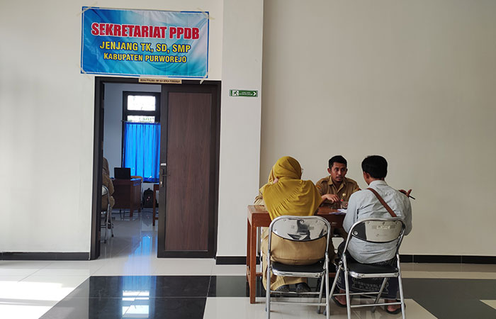 CARI INFORMASI: Suasana sekretariat PPDB jenjang TK, SD, SMP di Dinas Pendidikan dan Kebudayaan (Dindikbud) Purworejo pada Senin (12/6/2023).(JIHAN ARON VAHERA/RADAR PURWOREJO)
