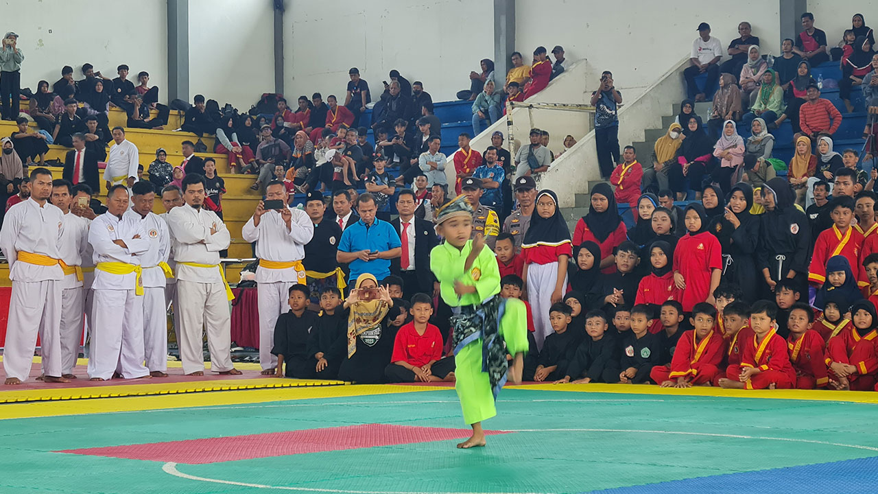 ENERGIK: Atlet pencak silat cilik ini tampil memukau pada pembukaan kejuaraan pencak silat Championship II dalam rangka Hari Bhayangkara ke-77 di GOR Samapta Kota Magelang, kemarin (2/6).(Naila Nihayah/Radar Jogja)