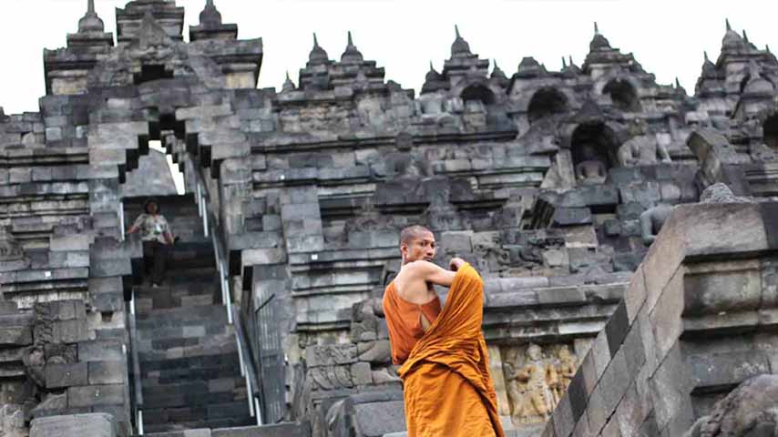 DAPAT SAMBUTAN: PT TWC Borobudur, Prambanan, dan Ratu Boko ikut menyambut para biksu Thudong dengan memberikan bunga sedap malam, kemarin (1/6). (Naila Nihayah/Radar Jogja)