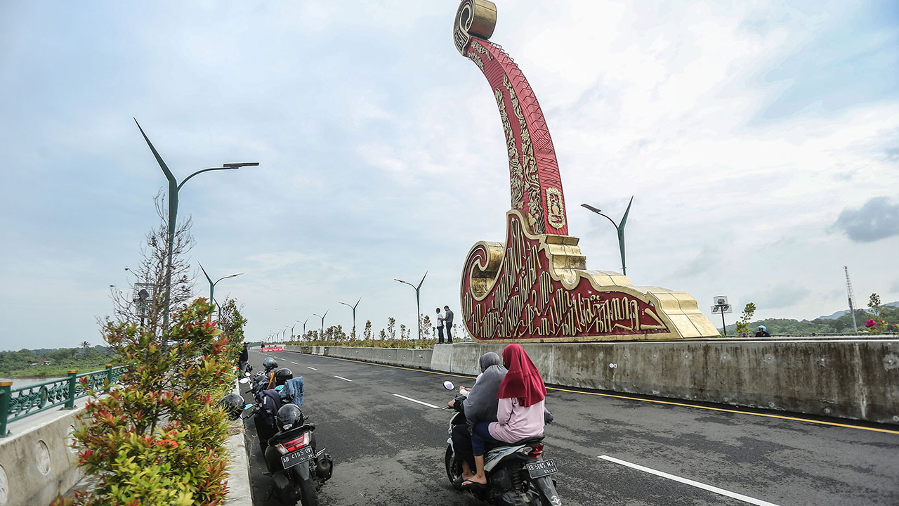 BERJAJAR: Masyarakat saat melintasi Jembatan Kretek II, Bantul. Pemkab Bantul bakal melakukan pendataan dan sertifikasi terhadap tanah tutupan Jepang di Kalurahan Parangtritis, Kretek yang sebagian tanah tutupan terdampak proyek Jalan Jalur Lintas Selatan