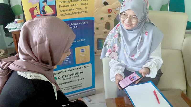 KONSULTASI: Petugas Puspaga Kenari saat sosialisasi program pencegahan perkawinan pada anak melalui sosialisasi dan edukasi untuk warga Kota Jogja beberapa waktu lalu. (DOKUMENTASI PEMKOT JOGJA)