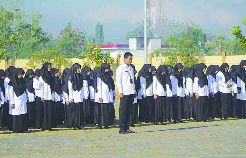 HARI ISTIMEWA - SK secara simbolis diberikan oleh Bupati Gunungkidul, Sunaryanta kepada perwakilan P3K di Halaman Taman Budaya Gunungkidul (TBG) pagi tadi (26/6).  (Kominfo Gunungkidul)