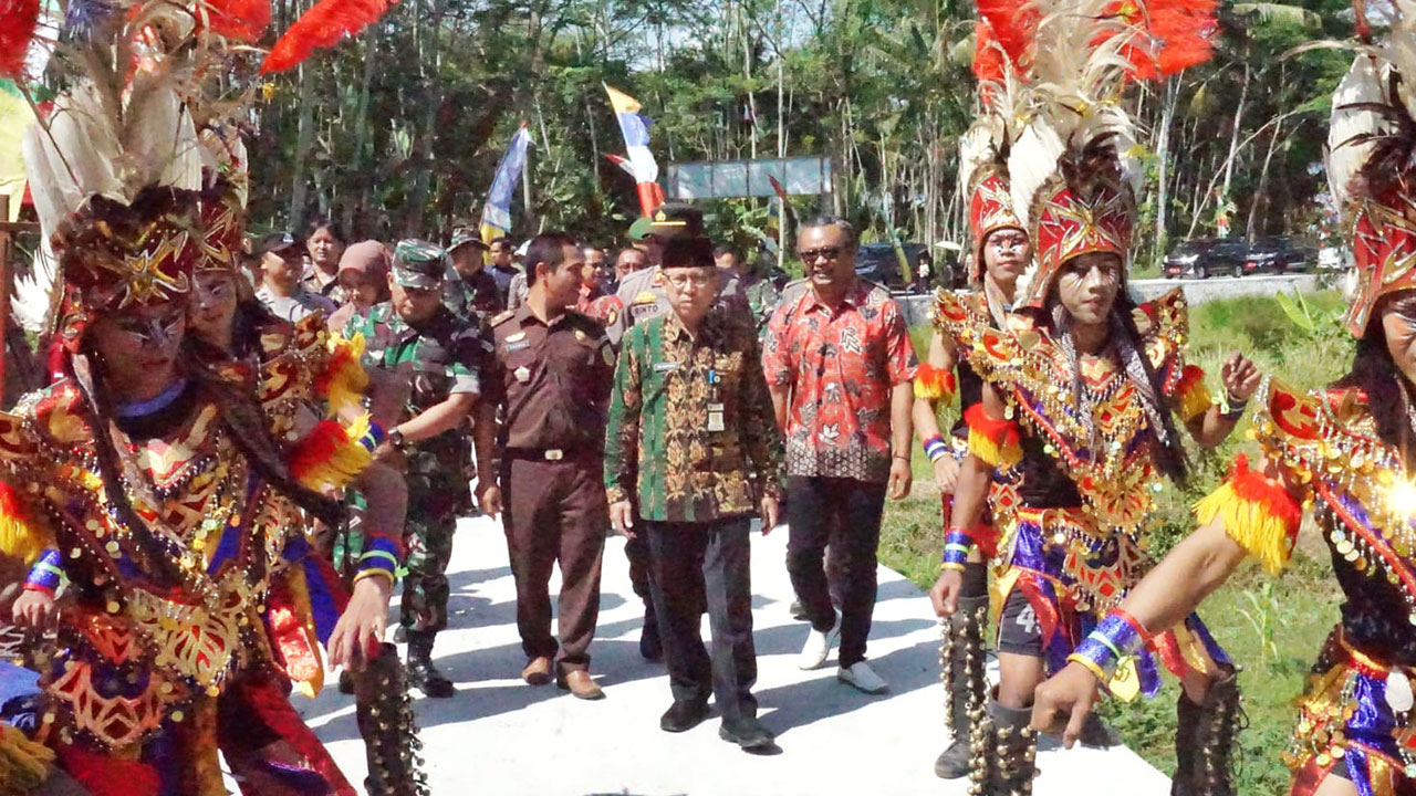 RESMI: Sekretaris Daerah Kabupaten Magelang Adi Waryanto didampingi istri dan jajaran forkompimda saat meresmikan jalan cor blok program TMMD Sengkuyung Tahap I di Desa Krincing, Secang.(Prokompim Setda Kabupaten Magelang)