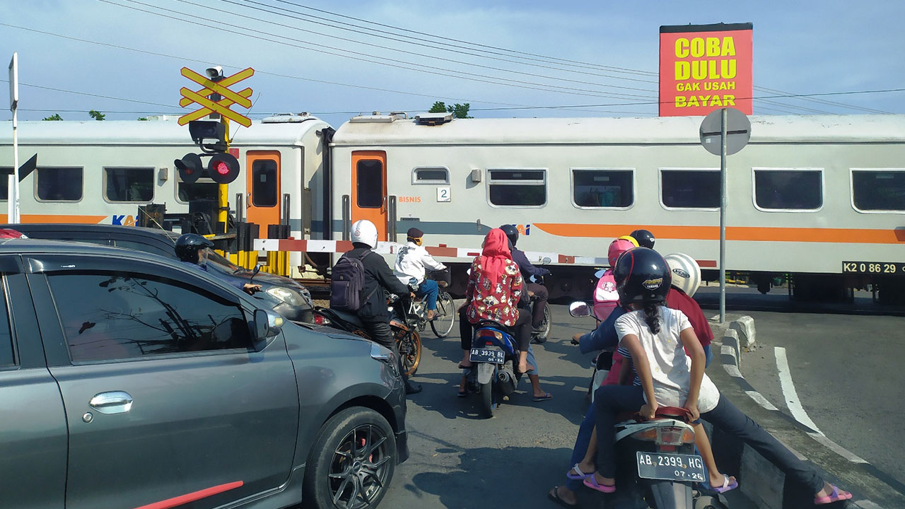 ANTISIPASI: Perlintasan kereta api sebidang di Teteg Timur Wates Kulonprogo setelah ditutup.(HENDRI UTOMO/RADAR JOGJA)