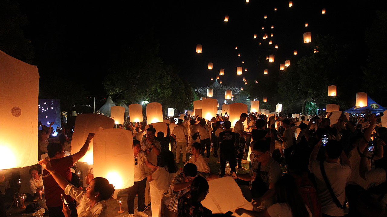 MERIAH: Sebelum dilepaskan, para peserta menulis harapan yang diterbangkan bersama lampion.(GUNTUR AGA TIRTANA/RADAR JOGJA)