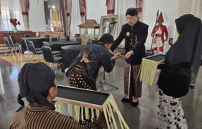 RITUAL: Prosesi jamasan tosan aji di Museum Tosan Aji tepat pada 1 Suro, Rabu (19/7/23).JIHAN ARON VAHERA/RADAR PURWOREJO