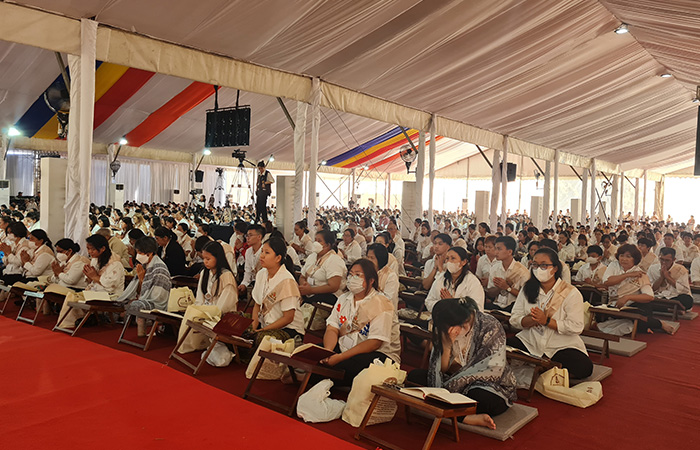 KHIDMAT: Para umat Buddha mengikuti Indonesia Tipitaka Chanting (ITC) dan Asalha Mahapuja 2567/2023 yang diselenggarakan di Taman Lumbini, kompleks Candi Borobudur pada 21-23 Juli 2023.Naila Nihayah/Radar Jogja