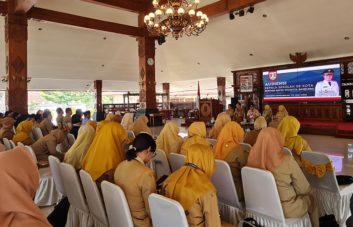 DIALOG: Wali Kota Magelang Muchamad Nur Aziz mengundang seluruh kepala sekolah tingkat SD maupun SMP se-Kota Magelang di Pendopo Pengabdian, kompleks Rumjab Wali Kota Magelang Senin (10/7/23).Naila Nihayah/Radar Jogja