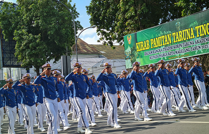 SEREMONI: Kirab pamitan taruna tingkat IV dalam rangka tradisi Korps Taruna Akademi Militer (Akmil) kepada warga Kota Magelang yang dimulai di Alun-alun Magelang, Rabu (5/7/23).Naila Nihayah/Radar Jogja