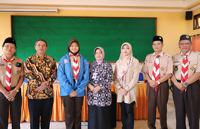 PAMITAN: Zayyana (pakai jaket biru) bersama Wakil Bupati saat pelepasan untuk mengikuti ajang ajang world scout jambore (WSJ) atau jambore pandu sedunia ke 25 di Korea Selatan Kamis (27/7/23).PEMKAB PURWOREJO UNTUK RADAR PURWOREJO