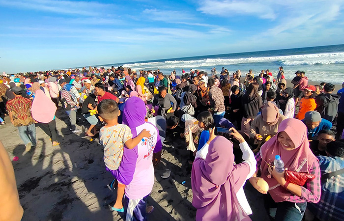 TRADISI: Suasana prosesi larung tumpeng di Pantai Dewaruci Jatimalang Purworejo Kamis (27/7/23). Tradisi larung tumpeng ini rutin diadakan tiap Sura.JIHAN ARON VAHERA/RADAR PURWOREJO