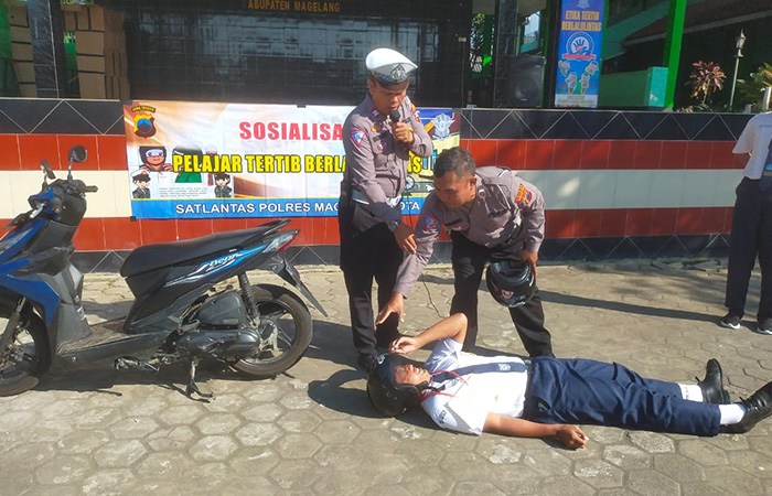 SIMULASI: Sat Lantas Polres Magelang Kota gencar melakukan sosialisasi ke sejumlah sekolah untuk memberikan pengetahuan soal tata tertib berlalu lintas.Humas Polres Magelang Kota untuk radar jogja