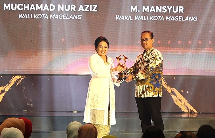 PRESTASI: Wali Kota Magelang menerima penghargaan KLA kategori Nindya yang diserahkan oleh Menteri PPPA di Hotel Padma Semarang, Sabtu malam (22/7/23).Prokompim Kota Magelang
