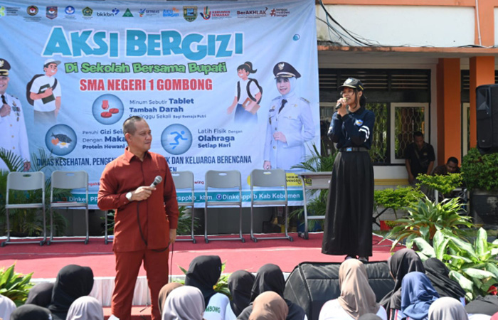 DIALOG : Siswa SMA Negeri 1 Gombong memberanikan diri bertanya kepada Bupati Kebumen Arif Sugiyanto perihal jalan rusak.(PROKOPIM KEBUMEN)