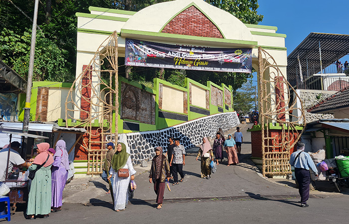 RAMAI: Para pengunjung dari berbagai daerah mulai berdatangan di Kebun Raya Gunung Tidar.Naila Nihayah/Radar Jogja