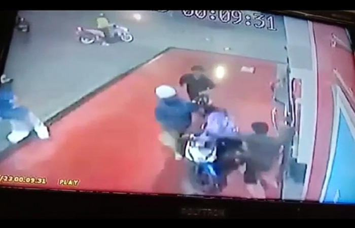 TEMPAT KEJADIAN : Petugas SPBU Kuwayuhan, Kebumen menunjukkan lokasi kekerasan yang melibatkan sekelompok remaja. (M HAFIED/RADAR KEBUMEN)