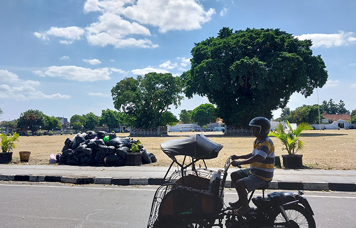 TAK SESUAI TEMPAT: Gunungan sampah berada di Alun-Alun Kidul Jogja yang mulai mengeluarkan bau menyengat dan dihinggapi lalat Jumat (28/7/23).WULAN YANUARWATI/RADAR JOGJA 