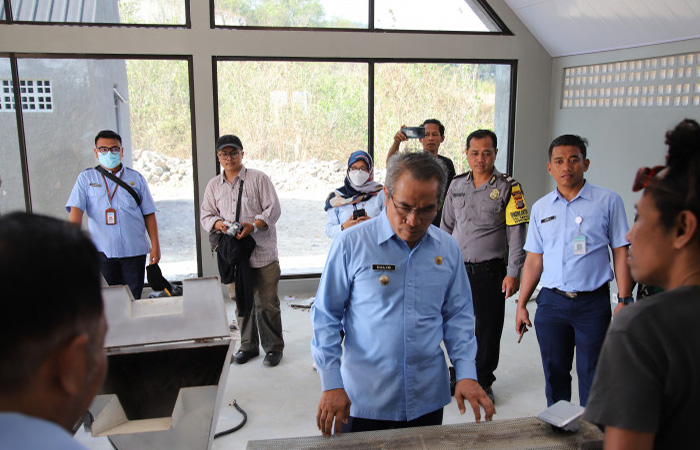 PROSES PEMBANGUNAN: Bupati Bantul Abdul Halim Muslih saat meninjau lokasi pembangunan Monumen Antroposen di Kalurahan Bawuran, Pleret, Bantul Rabu (26/7/23).DOKUMENTASI HUMAS PEMKAB BANTUL