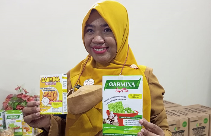 INOVATIF : Petugas Puskesmas Kebumen II menunjukkan inovasi berupa produk olahan pencegah stunting.M Hafied/Radar Kebumen