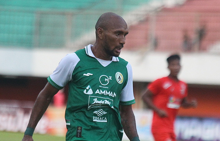 SENIOR: Leonard telah melewati beberapa generasi dan membela beberapa klub. Seperti Persija Jakarta, Persikabo, Arema, dan Bali United, sebelum berlabuh di PSS Sleman.(GUNTUR AGA TIRTANA/RADAR JOGJA)