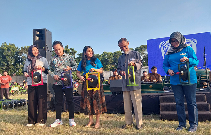 LESTARIKAN BUDAYA: Suasana soft launching Harmoni Embung Giwangan di Stadion Kridosono, Minggu (9/7/23). Ini merupakan sebuah inovasi layanan edukasi pengenalan gamelan kepada masyarakat.Wulan Yanuarwati/Radar Jogja
