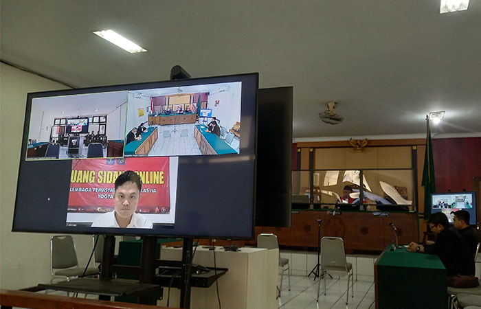 LANJUT PEMBUKTIAN: Terdakwa penyalahgunaan tanah kas desa (TKD) Robinson Saalino hadir secara online agenda pembacaan putusan sela oleh majelis hakim di PN Jogja, kemarin (3/7). (Khairul Ma
