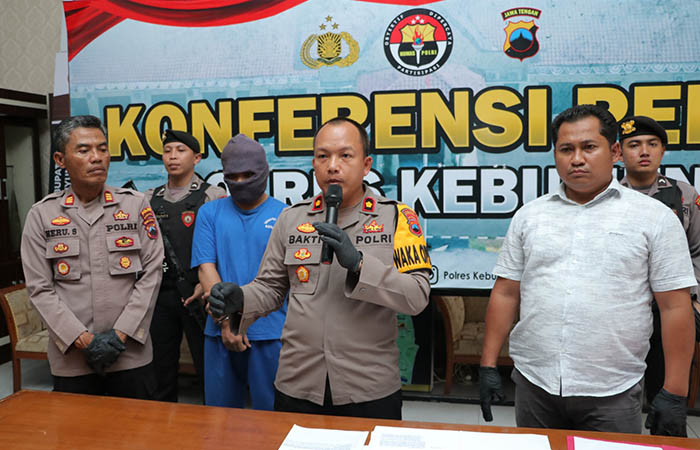 DIUNGKAP : Wakapolres Kebumen Kompol Bakti Kautsar Ali memimpin rilis kasus dugaan kepemilikan sabu oleh residivis berinisial AB. (HUMAS POLRES KEBUMEN)