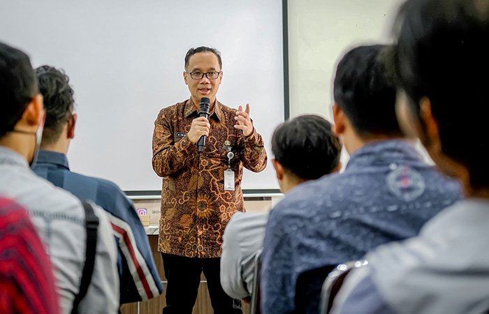 BERI PAPARAN: Wali Kota Magelang Muchamad Nur Aziz saat memberikan penjelasan pada pelatihan roasting kopi bagi pelaku IKM hingga keluarga buruh di Aula Gedung IKM Center Kota Magelang Selasa (11/7/23).(Dokumentasi Prokompim Kota Magelang)