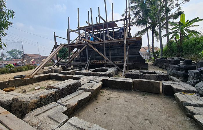 PERSIAPAN: Para pekerja mulai merencanakan penurunan batu Candi Lumbung di Krogowanan, Sawangan. Selanjutnya, akan dikumpulkan terlebih dahulu, barulah diangkut ke lokasi baru. Naila Nihayah/Radar Jogja