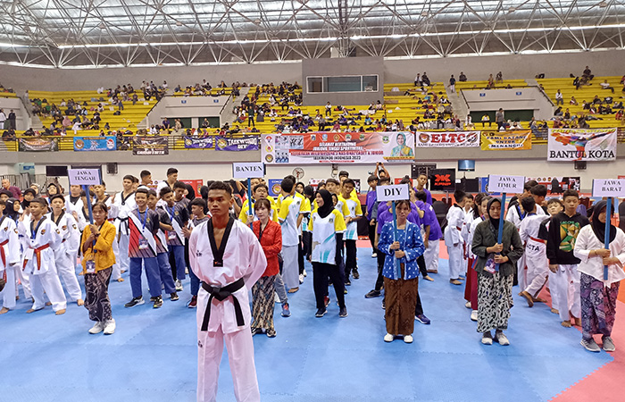 SIAP TANDING: Peserta Kejuaraan Nasional Taekwondo Indonesia Wilayah 3 dan DIY Open saat mengikuti upacara pembukaan di GOR Amongraga, Selasa (25/7/23).Gregorius Bramantyo/Radar Jogja