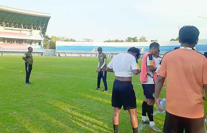 FOKUS LATIHAN : Pelatih PSIM Jogja Kas Hartadi saat memimpin sesi latihan skuadnya di Stadion Mandala Krida.