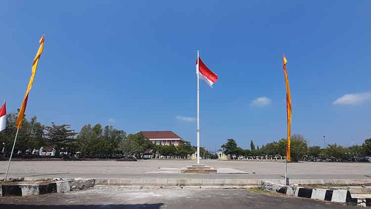 MILIK PEMKAB: Kondisi terkini Alun-Alun Wonosari setelah dilakukan revitalisasi dengan leveling atau pemerataan, kemarin (24/8). (Gunawan/Radar Jogja)