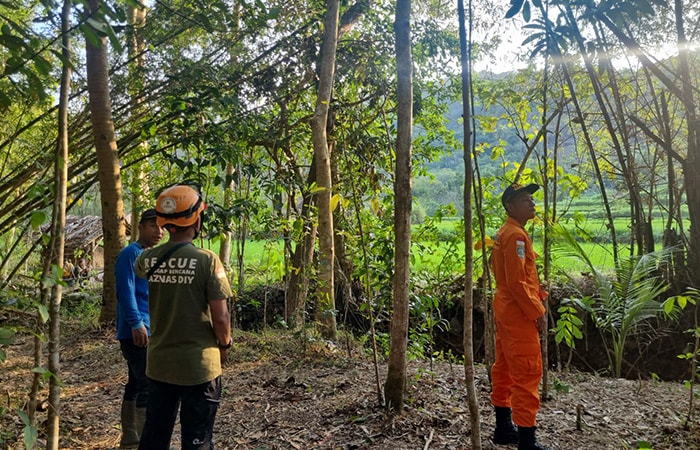 EVAKUASI: Petugas Basarnas Jogjakarta saat melakukan pencarian survivor bernama Andi Saputra yang sudah hilang sejak Senin (7/8/23).Dokumentasi Basarnas Jogjakarta 