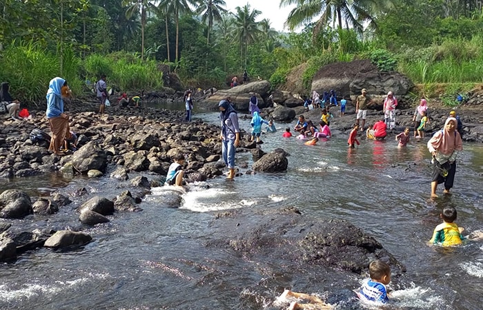 ASYIK : Warga memadati aliran Sungai Bedegolan untuk mencari ikan pasca Bendungan Waduk Wadaslintang ditutup. (M HAFIED/RADAR KEBUMEN)