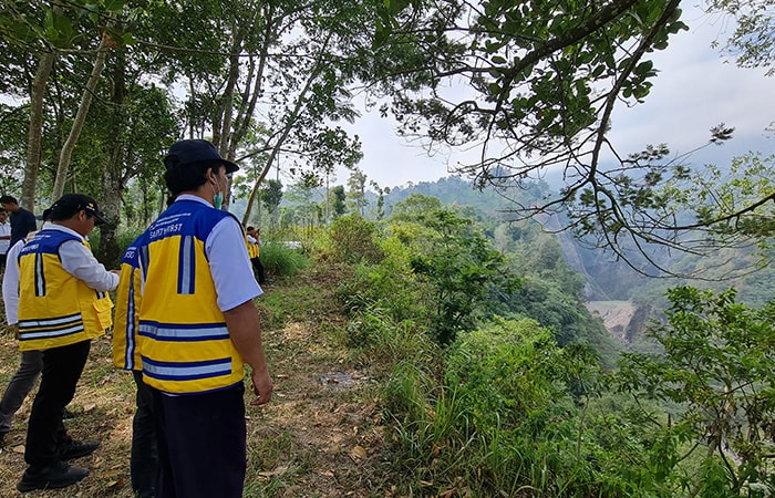 LONGSOR: Kondisi longsor tebing di aliran Sungai Senowo yang berada di Dusun Trono, Krinjing. Hingga menyebabkan pipa saluran air bersih tertutup.Naila Nihayah/Radar Jogja