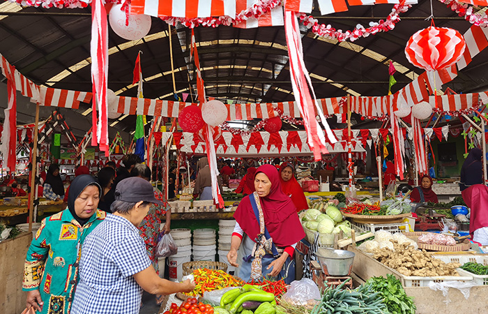 SEMARAK: Setiap blok di Pasar Rejowinangun dihias sedemikian rupa dengan pernak-pernik agustusan.(NAILA NIHAYAH/RADAR JOGJA)
