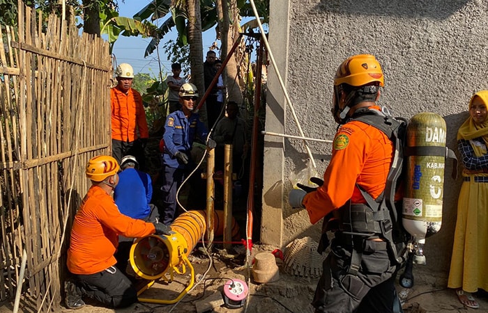 EVAKUASI: Tim Operasi SAR gabungan dengan cepat mengeluarkan Mustofa dan Romli, warga Jetis RT 01/RW 02 yang terjebak di dalam sumur, Kamis (10/8/23).Basarnas Unit Borobudur