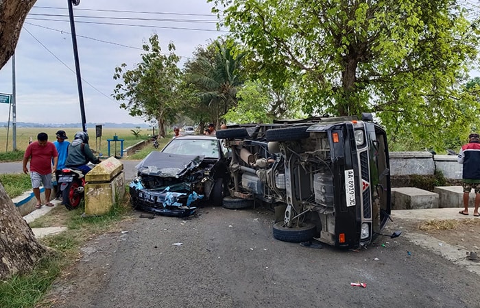 RUSAK: Kondisi kedua kendaraan usai laka di Jalan Purwodadi - Sangubayu Senin (31/7) pagi.ISTIMEWA