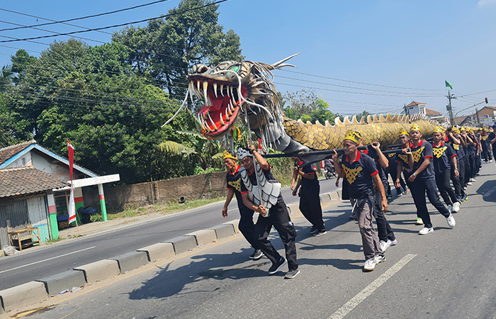 UNIK: Anak-anak hingga dewasa antusias mengikuti karnaval yang diadakan oleh Pemerintah Desa (Pemdes) Jumoyo, Salam. Ada berbagai kreativitas yang dipamerkan.Naila Nihayah/Radar Jogja