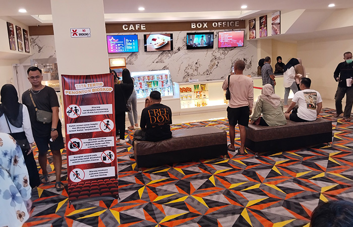 MULAI RAMAI: Suasana lobi Bioskop NSC Ultima Purworejo, ramai pengunjung pada Kamis (31/8/23).JIHAN ARON VAHERA/RADAR PURWOREJO