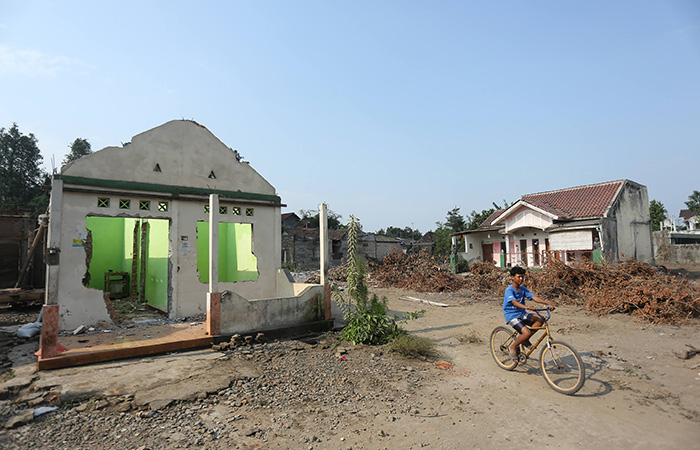 Kondisi rumah-rumah yang sudah dirobohkan di kalurahan Tirtoadi, Mlati, Sleman pada Rabu (2/8/23). Rumah-rumah tersebut dirobohkan karena terdampak pembangunan tol Jogja-Solo.(IWAN NURWANTO/RADAR JOGJA)