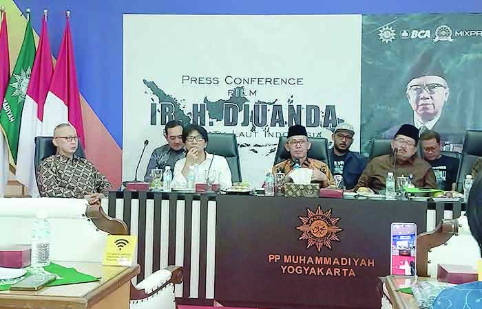 TERSOHOR: Jajaran pengurus Muhammadiyah saat memberikan penjelasan terkait rencana pembuatan film yang diambil dari kisah Ir H Djuanda kemarin (7/8). WULAN YANUARWATI/RADAR JOGJA