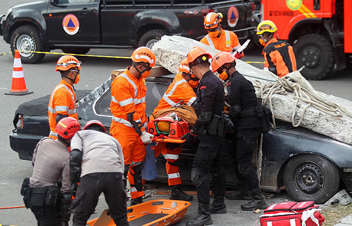 SIMULASI: Tim Urban SAR DIJ berusaha menyelamatkan korban gempa bumi saat gladi lapangan ASEAN Regional Disaster emergency Response Simulation Exercise (ARDEX) 2023, di kompleks Stadion Sultan Agung, Bantul, DIJ, kemarin (3/8). Dalam kegiatan tersebut Tim