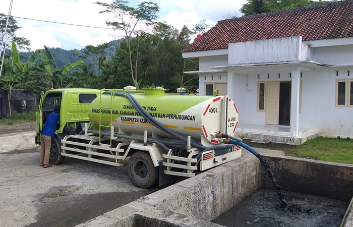 PENGOLAHAN LIMBAH: Truk sedot lumpur tinja Disperkimhub Kebumen membongkar muatan di TPA Kaligending. (DISPERKIMHUB KEBUMEN UNTUK RADAR KEBUMEN)