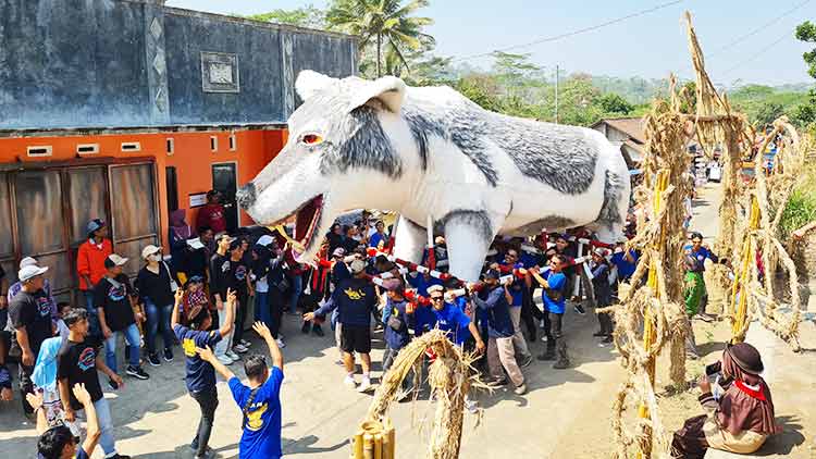 SEMARAK: Warga Desa Baleagung, Grabag, kompak mengkreasikan idenya dalam gelaran karnaval budaya kemarin (24/8). (Naila Nihayah/Radar Jogja)