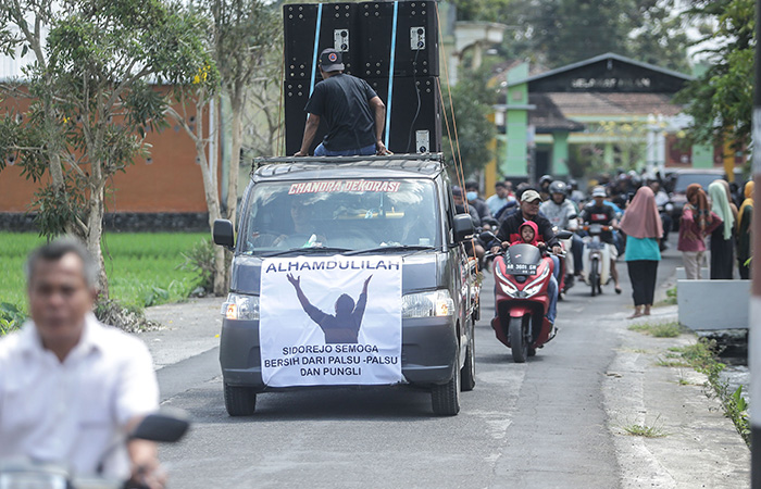 WUJUD SYUKUR: Warga dan perangkat desa melakukan pencopotan spanduk dan kirab syukuran berkeliling Kalurahan Sidorejo, Godean kemarin (20/9). Hal ini menyusul dipecatnya Jagabaya Sidorejo Sri Wahyunarti. ELANG KHARISMA DEWANGGA/RADAR JOGJA