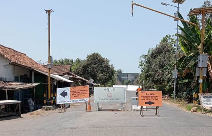 TUTUP TOTAL: Jembatan Glagah ditutup total karena perbaikan lantai jembatan sudah dimulai Jumat (29/9/23).HENDRI UTOMO/RADAR JOGJA 