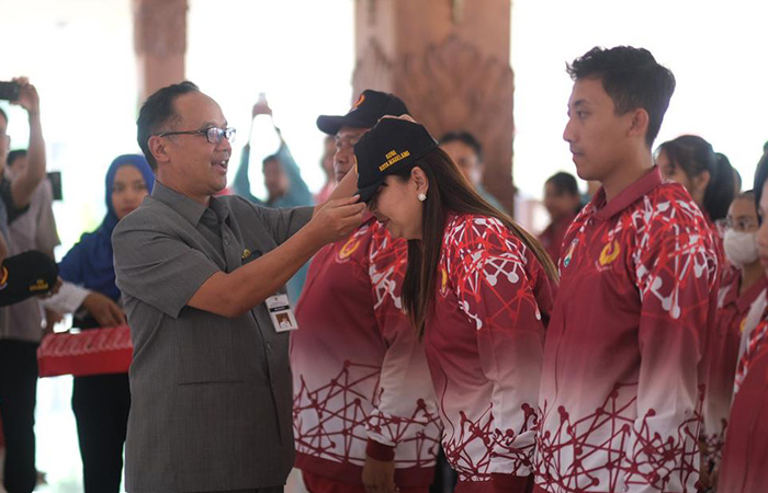 SIMBOLIS: Wali Kota Magelang Muchamad Nur Aziz melepas secara resmi para atlet untuk maju dalam Porprov Jateng di Pendopo Pengabdian, kompleks Rumjab Wali Kota Magelang, Selasa (25/7/23) lalu.Dok: Prokompim Kota Magelang